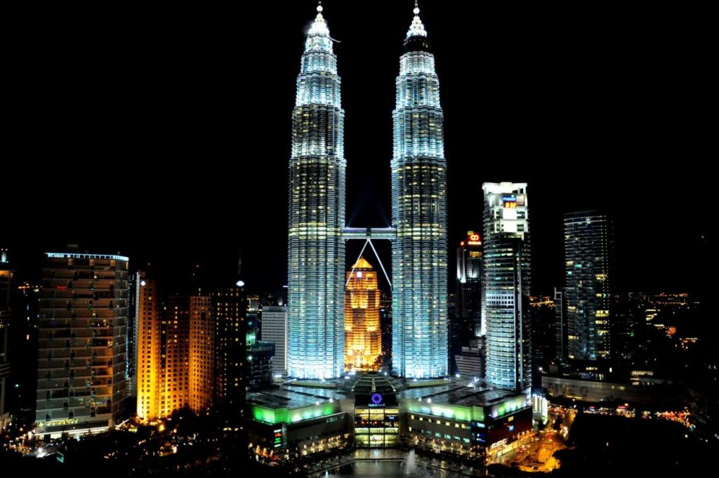 menara petronas adalah tempat wisata paling terkenal di Malaysia